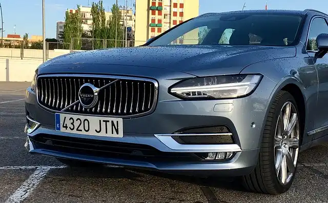 Volvo XC70: New Plug-in Hybrid Unveiled!