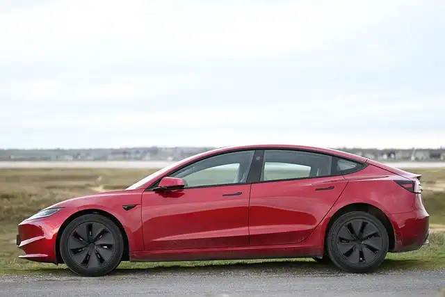 Tesla’s Autopilot & FSD Face Scrutiny in France: Misleading Claims?