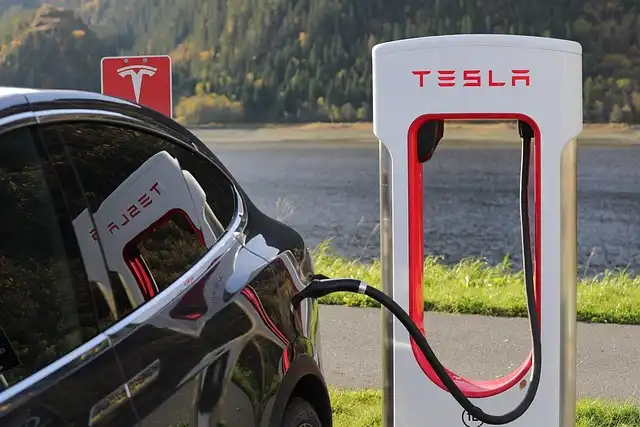 Global EV Adoption Surges Amidst Oil Crisis, US Lags